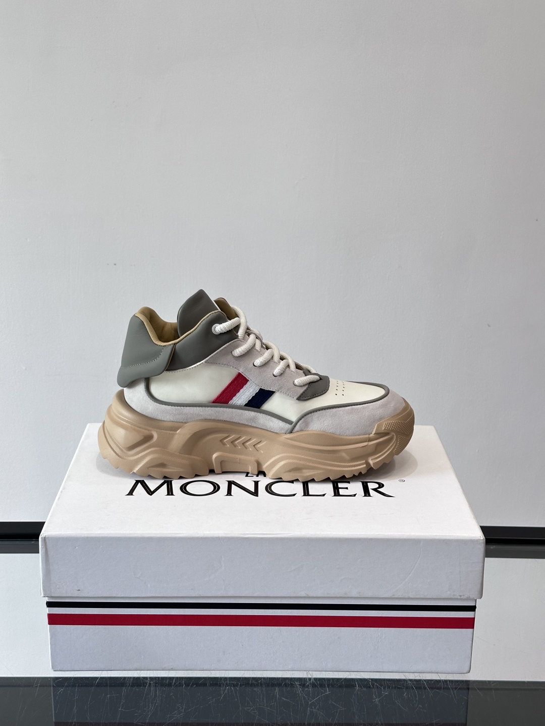 Moncler蒙口解构风拼接厚底运动鞋 👟这款运动鞋主打解构风，多色拼接，层次感超强！鞋面用合成革+织物