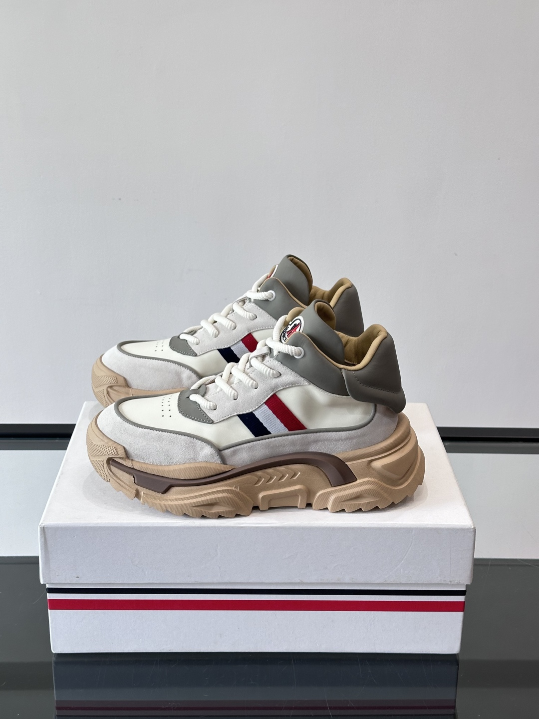 Moncler蒙口解构风拼接厚底运动鞋 👟这款运动鞋主打解构风，多色拼接，层次感超强！鞋面用合成革+织物