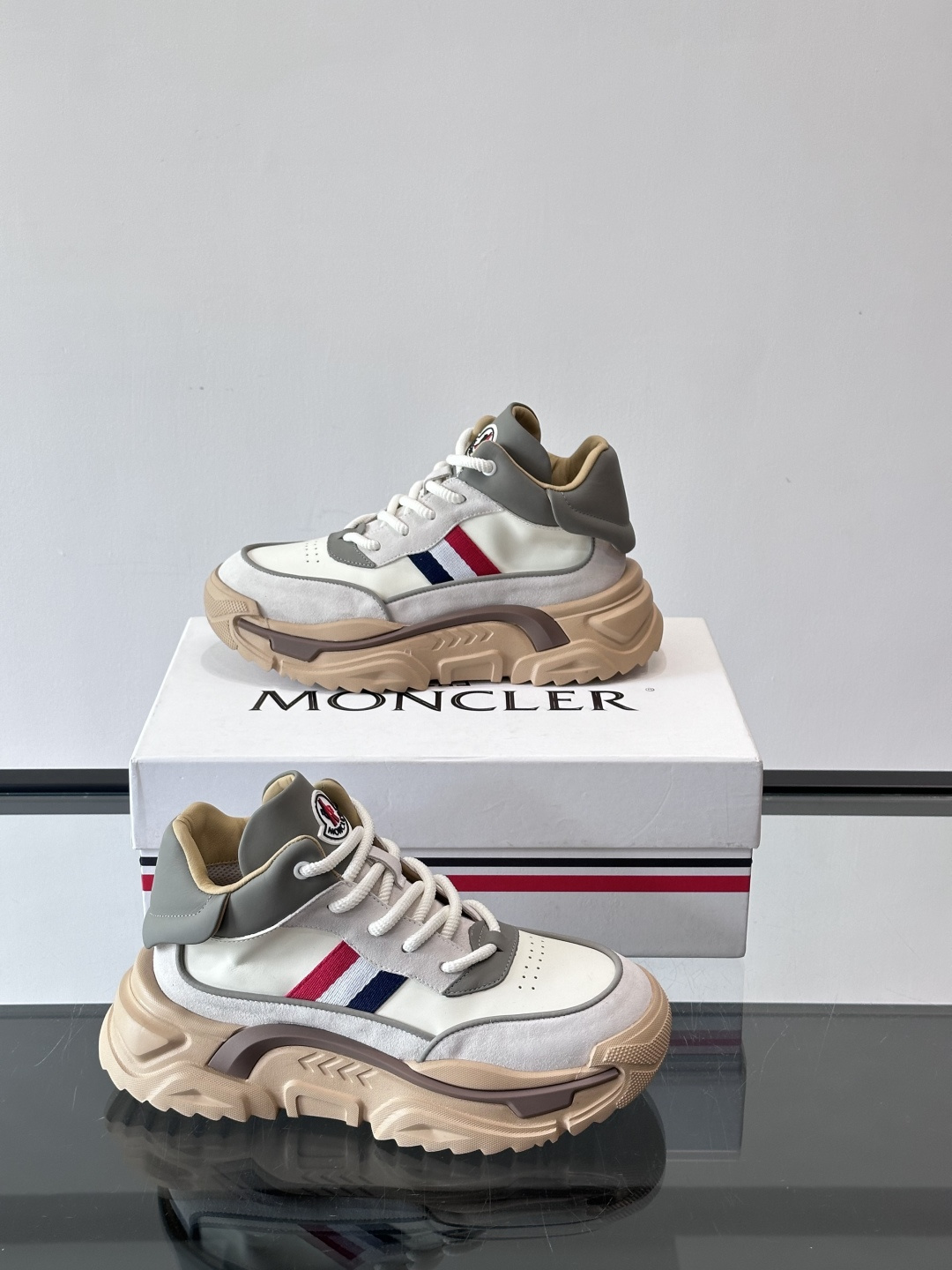 Moncler蒙口解构风拼接厚底运动鞋 👟这款运动鞋主打解构风，多色拼接，层次感超强！鞋面用合成革+织物