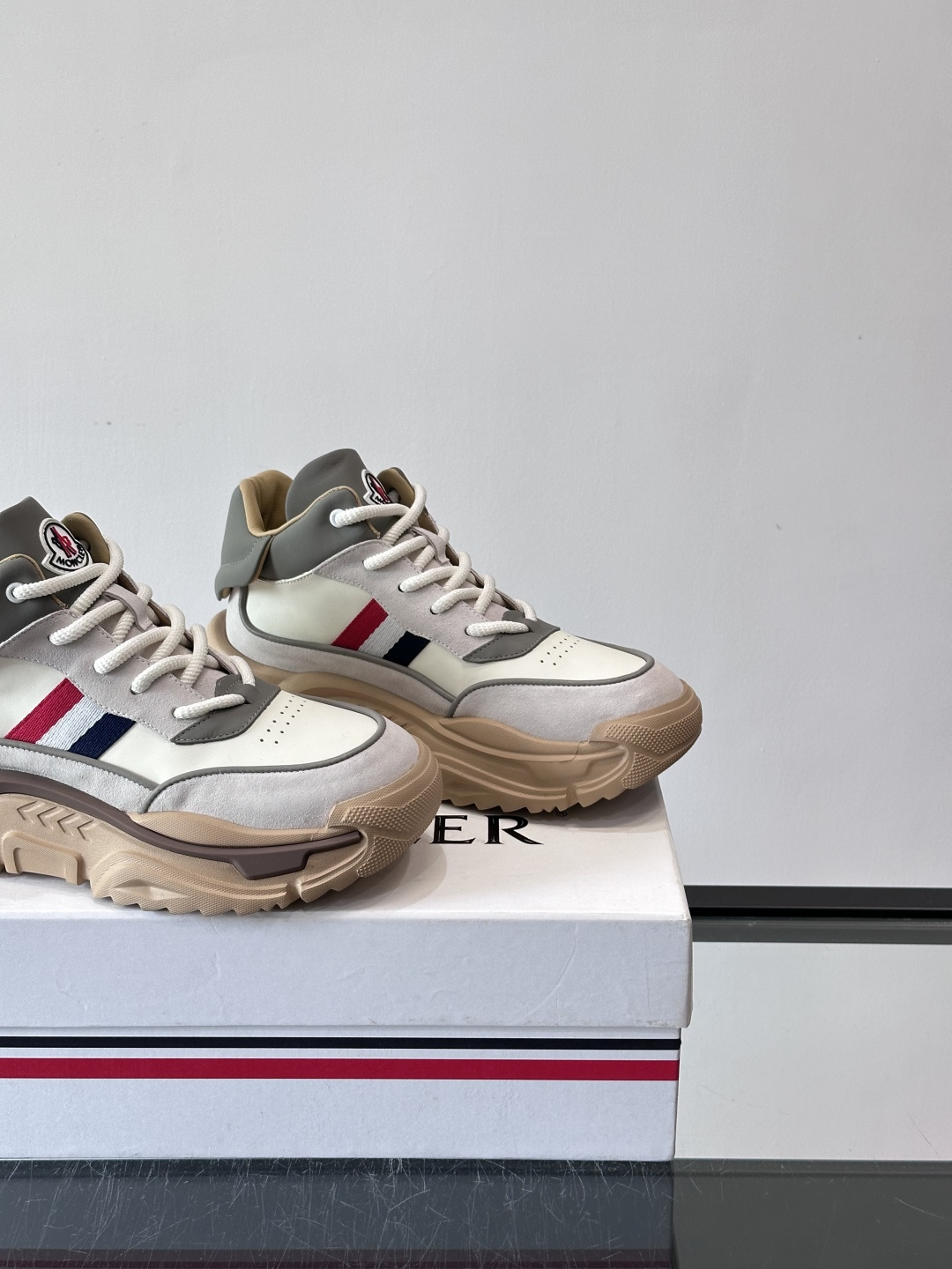 Moncler蒙口解构风拼接厚底运动鞋 👟这款运动鞋主打解构风，多色拼接，层次感超强！鞋面用合成革+织物