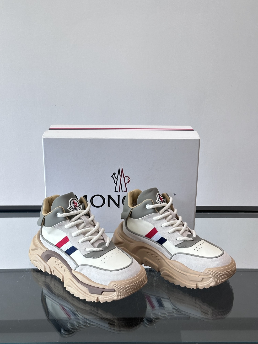 Moncler蒙口解构风拼接厚底运动鞋 👟这款运动鞋主打解构风，多色拼接，层次感超强！鞋面用合成革+织物