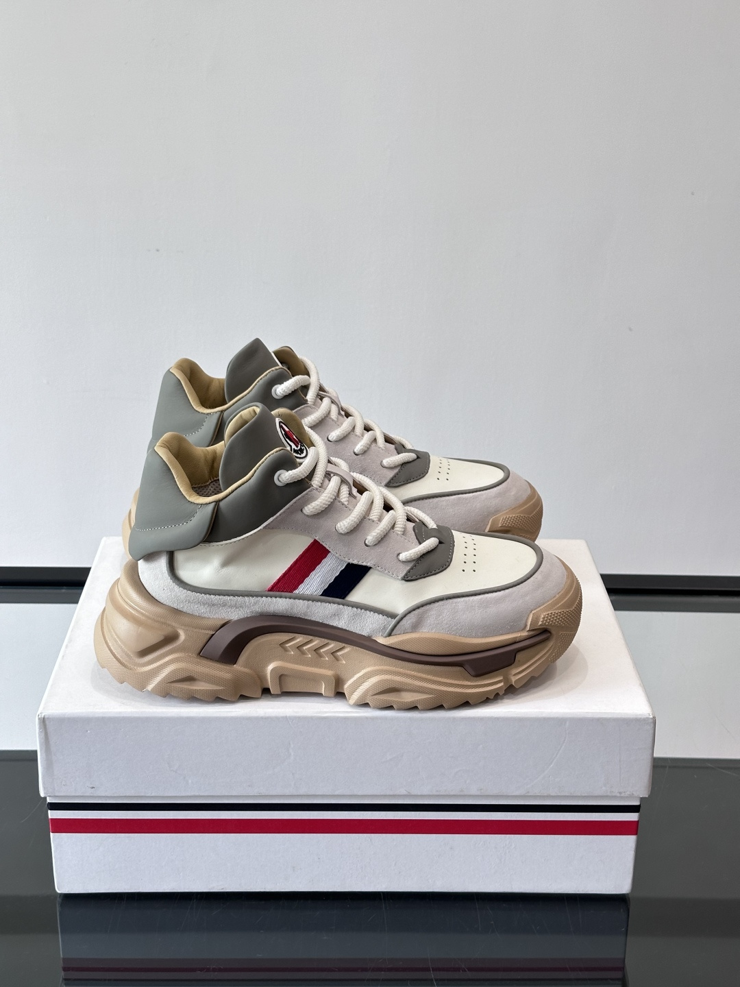 NO:589516,Moncler deconstructed style splicing thick-soled sneakers. These sneakers feature a deconstructed style, with multi-color splicing and a super sense of layering!  The upper is made of synthetic leather + fabric, which is breathable and durable. The thick sole is designed to increase height and cushioning, which is suitable for daily commuting and leisure. The shoelaces are traditional laces, which are easy to put on and take off. The rubber soles are non-slip and are not afraid of outdoor activities. The shoe box is simple, decorated with red and black and white stripes, and has a full sense of brand. It is suitable for you who like to wear individual styles!  ,size39-44 (customized at 38.45),,Moncler,sneakers19860909Moncler蒙口解构风拼接厚底运动鞋 这款运动鞋主打解构风,多色拼接,层次感超强！鞋面用合成革+织物,透气又耐穿,厚底设计增高又缓震,日常通勤、休闲都OK.鞋带是传统系带,穿脱方便,鞋底橡胶防滑,户外活动也不怕.鞋盒简约,红黑白条纹点缀,品牌感满满,适合喜欢个性穿搭的你！ ,size39-44（38.45定做）,,Moncler,sneakers,Men's shoes