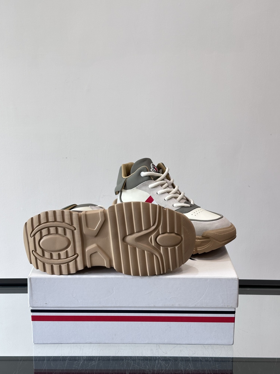 Moncler蒙口解构风拼接厚底运动鞋 👟这款运动鞋主打解构风，多色拼接，层次感超强！鞋面用合成革+织物