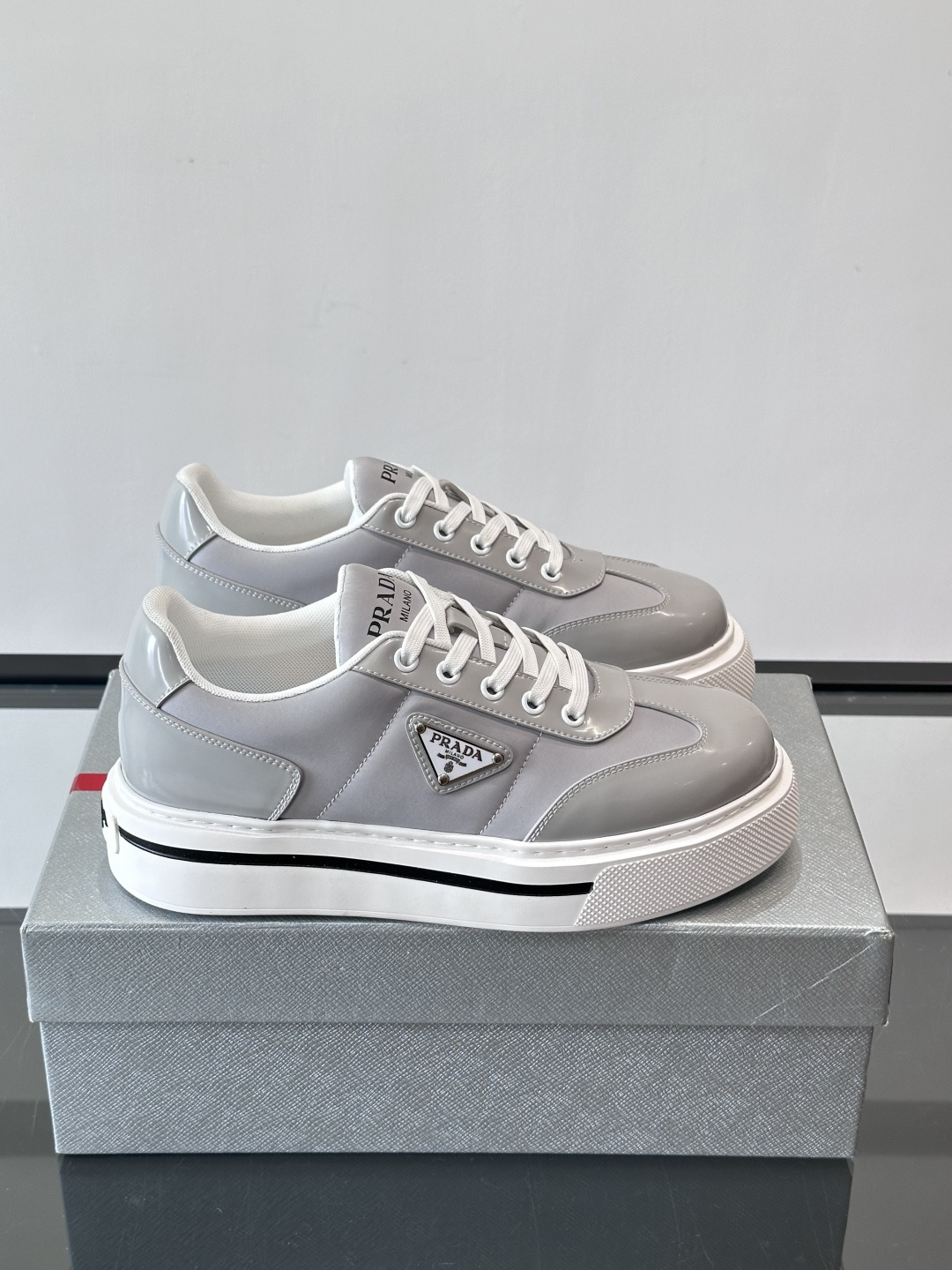 Prada男士休闲厚底运动鞋，选用意大利进口牛皮＋网布，内里牛皮垫脚，舒适又透气！橡胶鞋底防滑，日常出街