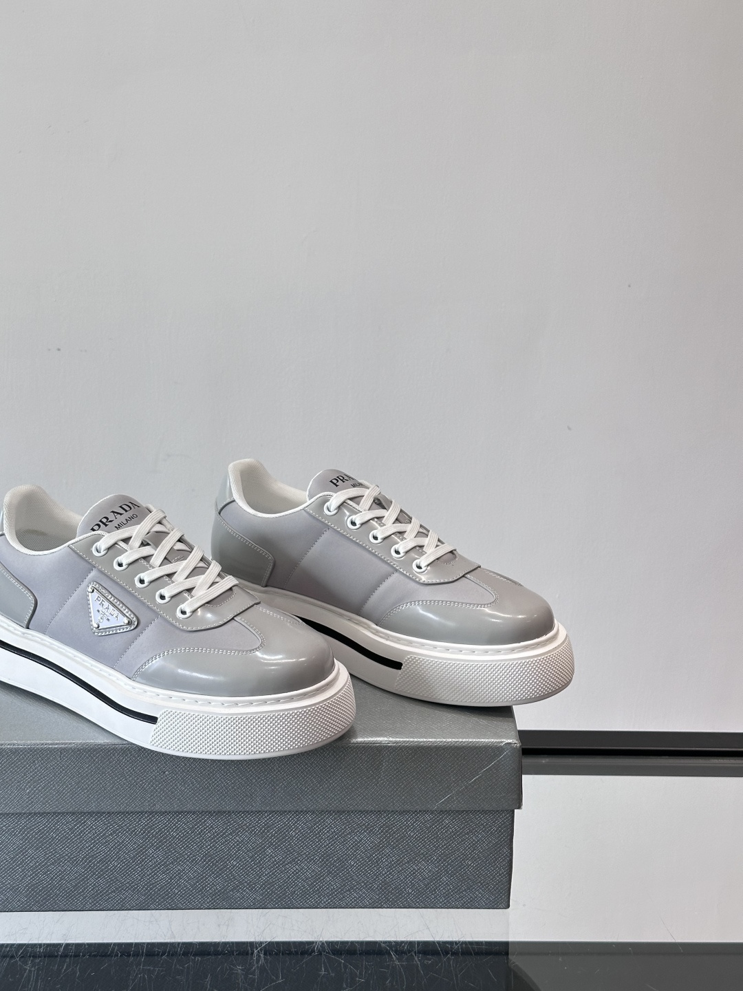 Prada男士休闲厚底运动鞋，选用意大利进口牛皮＋网布，内里牛皮垫脚，舒适又透气！橡胶鞋底防滑，日常出街