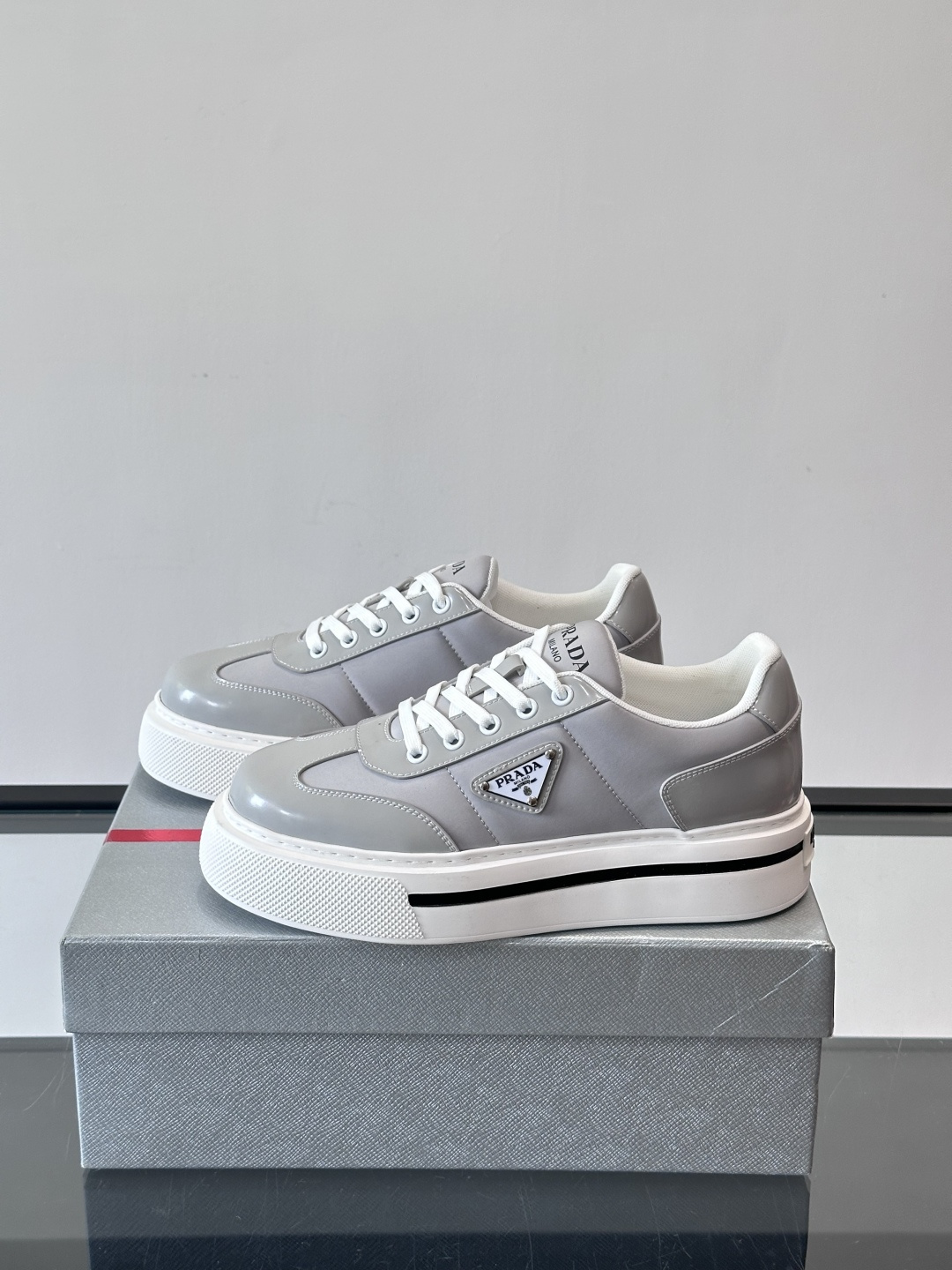 Prada男士休闲厚底运动鞋，选用意大利进口牛皮＋网布，内里牛皮垫脚，舒适又透气！橡胶鞋底防滑，日常出街