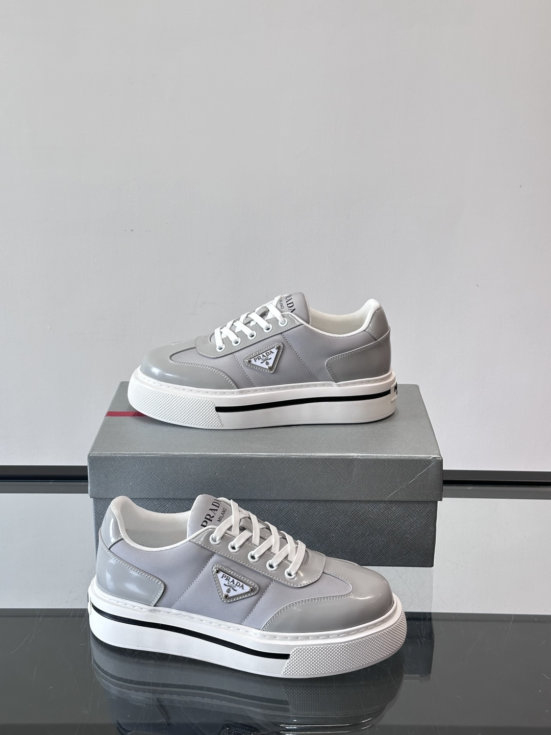 Prada男士休闲厚底运动鞋，选用意大利进口牛皮＋网布，内里牛皮垫脚，舒适又透气！橡胶鞋底防滑，日常出街