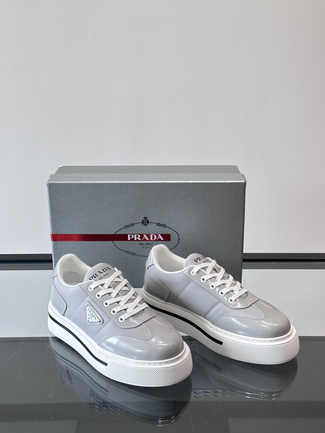Prada男士休闲厚底运动鞋，选用意大利进口牛皮＋网布，内里牛皮垫脚，舒适又透气！橡胶鞋底防滑，日常出街