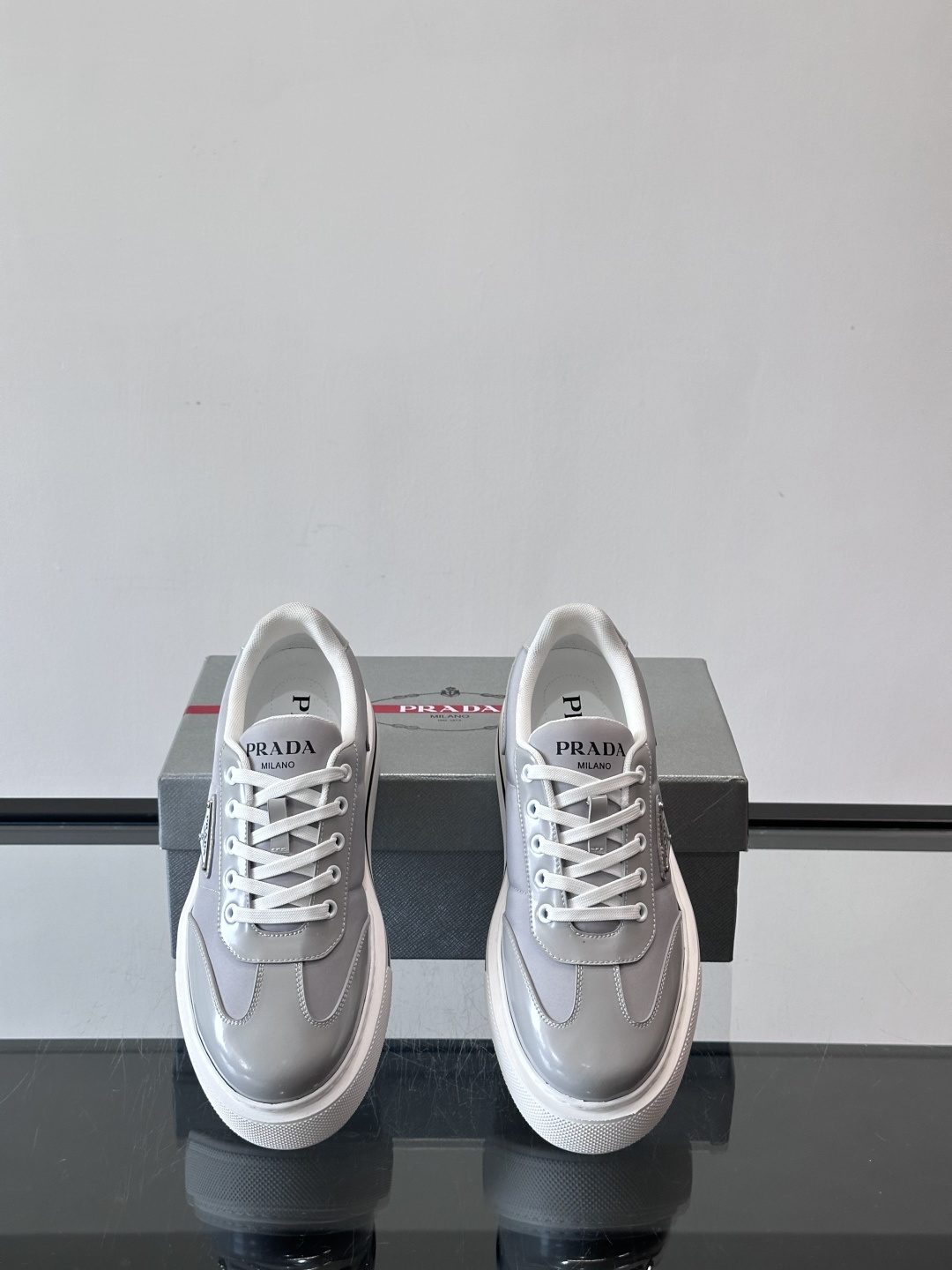 Prada男士休闲厚底运动鞋，选用意大利进口牛皮＋网布，内里牛皮垫脚，舒适又透气！橡胶鞋底防滑，日常出街