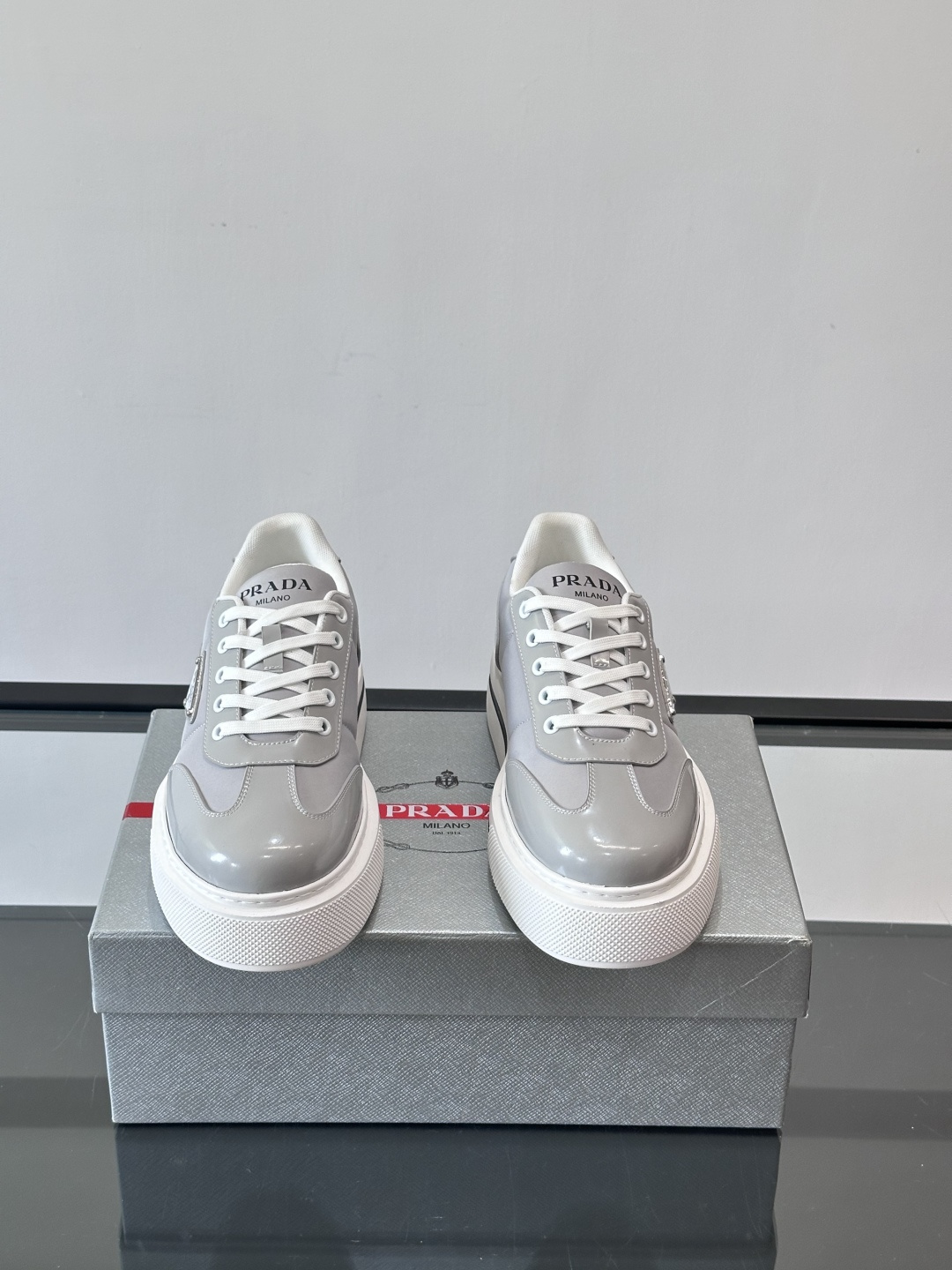 Prada男士休闲厚底运动鞋，选用意大利进口牛皮＋网布，内里牛皮垫脚，舒适又透气！橡胶鞋底防滑，日常出街