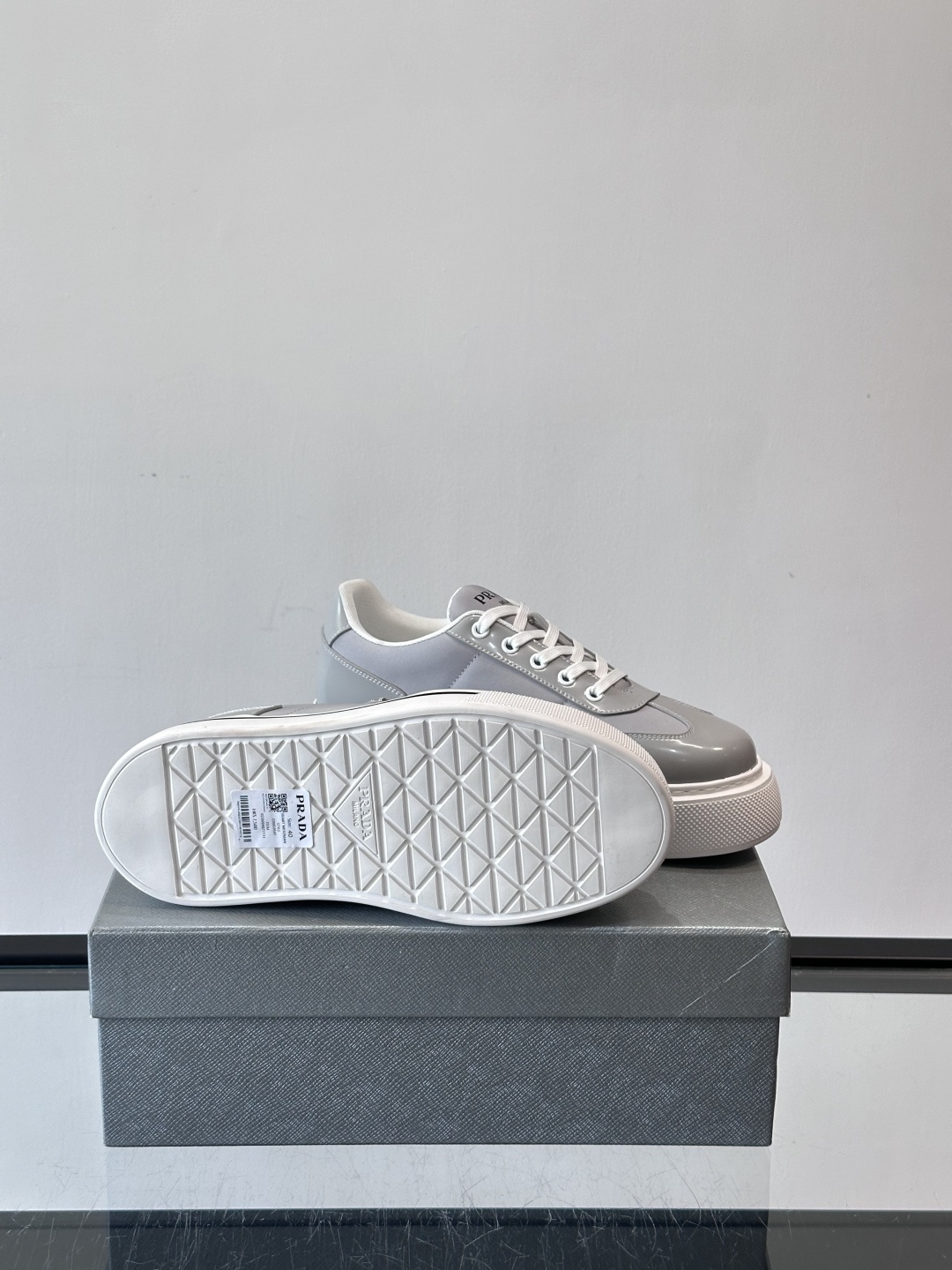 Prada男士休闲厚底运动鞋，选用意大利进口牛皮＋网布，内里牛皮垫脚，舒适又透气！橡胶鞋底防滑，日常出街