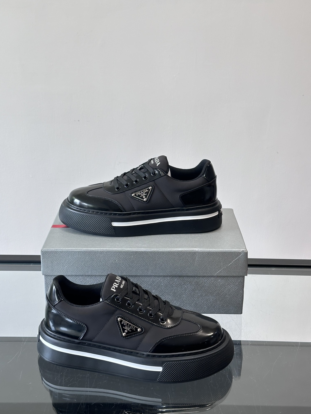 Prada男士休闲厚底运动鞋，选用意大利进口牛皮＋网布，内里牛皮垫脚，舒适又透气！橡胶鞋底防滑，日常出街