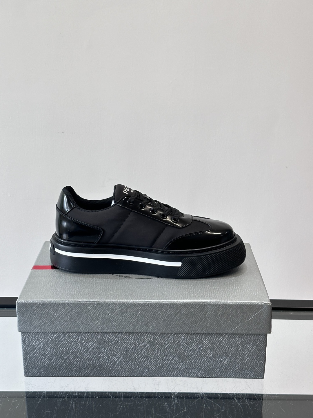 Prada男士休闲厚底运动鞋，选用意大利进口牛皮＋网布，内里牛皮垫脚，舒适又透气！橡胶鞋底防滑，日常出街