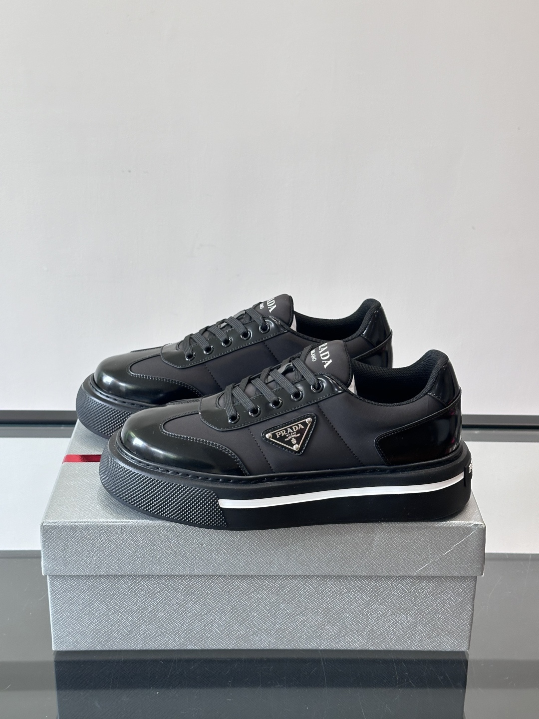 Prada男士休闲厚底运动鞋，选用意大利进口牛皮＋网布，内里牛皮垫脚，舒适又透气！橡胶鞋底防滑，日常出街