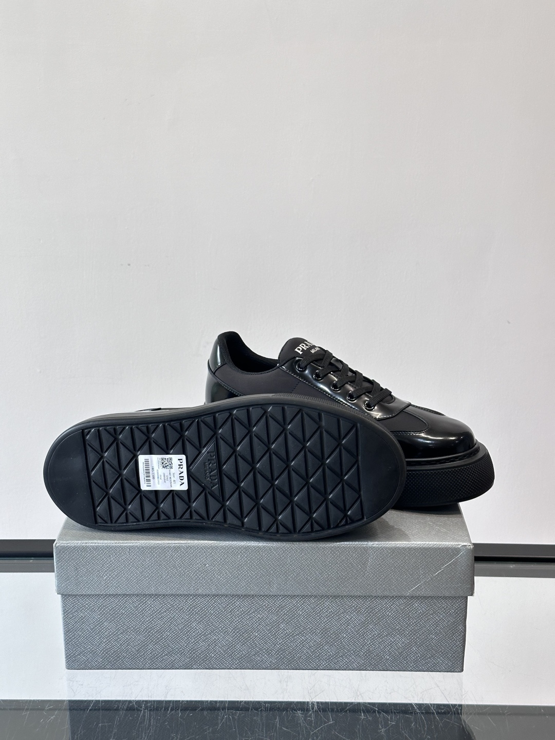 Prada男士休闲厚底运动鞋，选用意大利进口牛皮＋网布，内里牛皮垫脚，舒适又透气！橡胶鞋底防滑，日常出街
