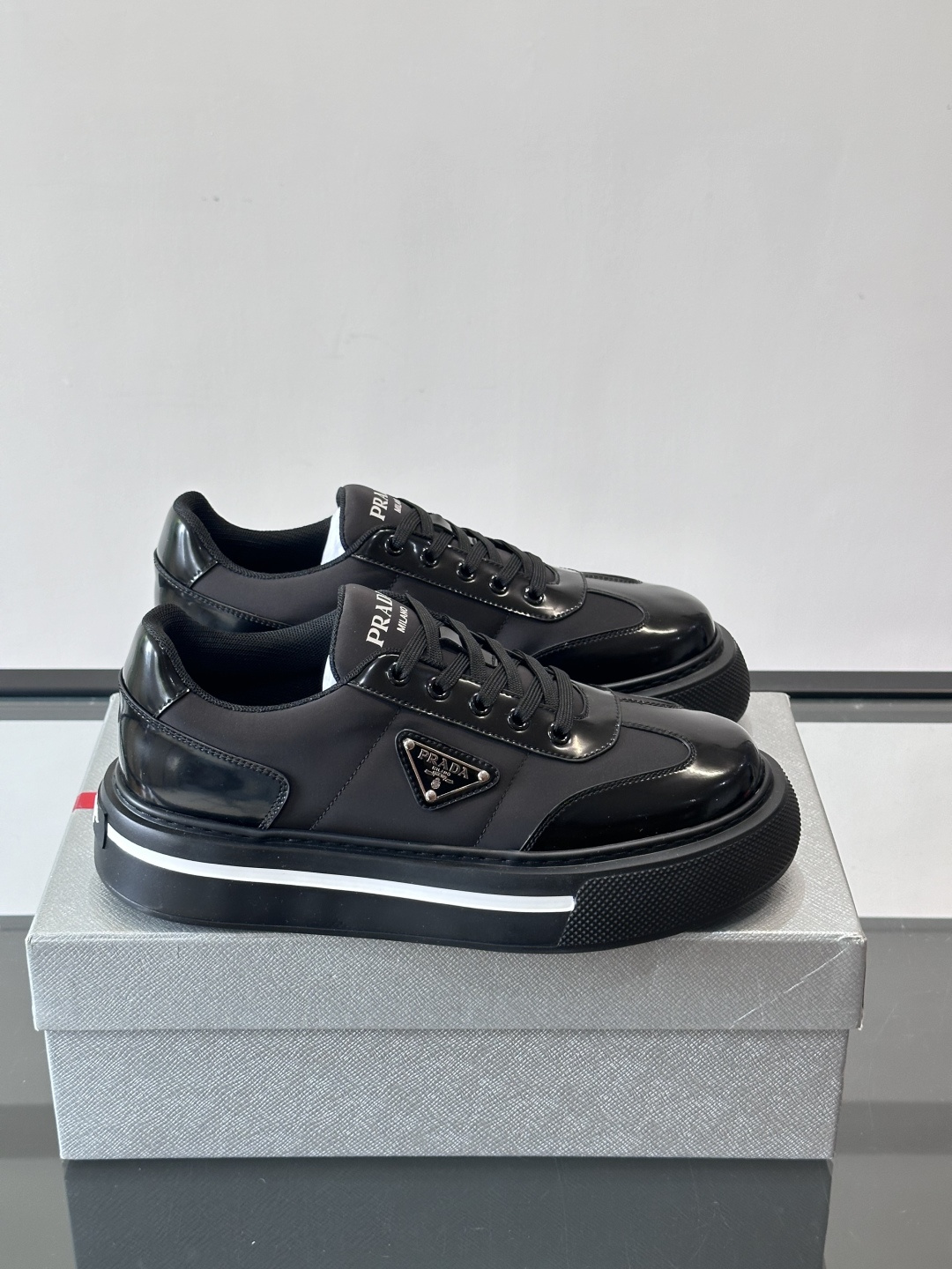 Prada男士休闲厚底运动鞋，选用意大利进口牛皮＋网布，内里牛皮垫脚，舒适又透气！橡胶鞋底防滑，日常出街