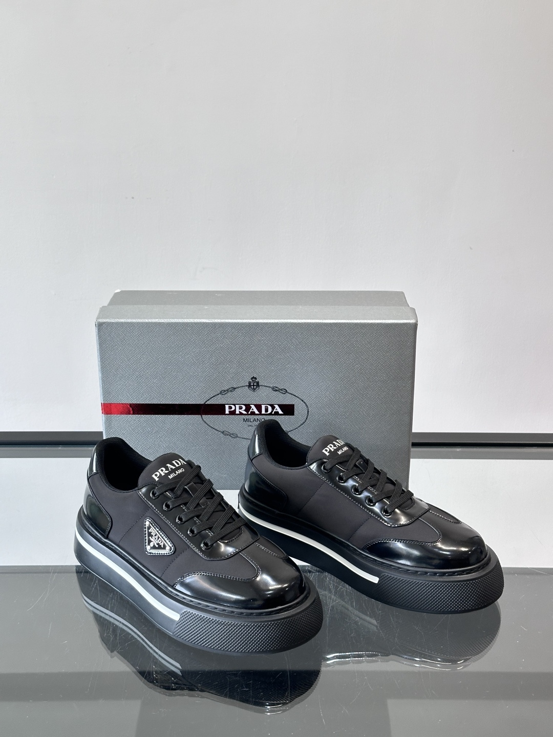Prada男士休闲厚底运动鞋，选用意大利进口牛皮＋网布，内里牛皮垫脚，舒适又透气！橡胶鞋底防滑，日常出街