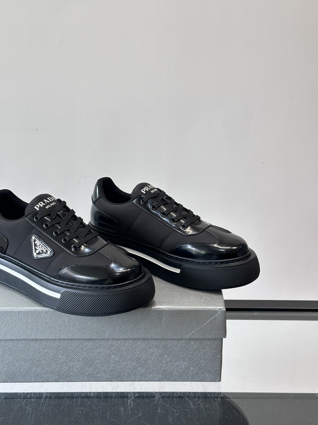 Prada男士休闲厚底运动鞋，选用意大利进口牛皮＋网布，内里牛皮垫脚，舒适又透气！橡胶鞋底防滑，日常出街