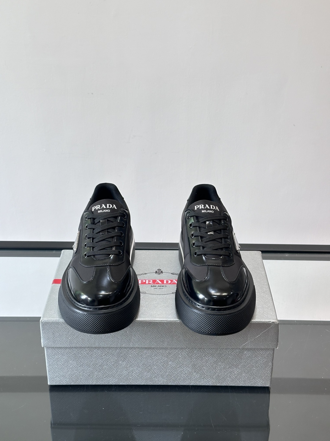 Prada男士休闲厚底运动鞋，选用意大利进口牛皮＋网布，内里牛皮垫脚，舒适又透气！橡胶鞋底防滑，日常出街