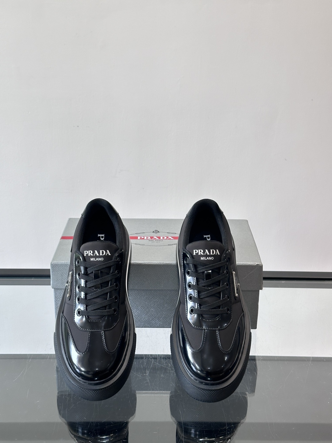 Prada男士休闲厚底运动鞋，选用意大利进口牛皮＋网布，内里牛皮垫脚，舒适又透气！橡胶鞋底防滑，日常出街