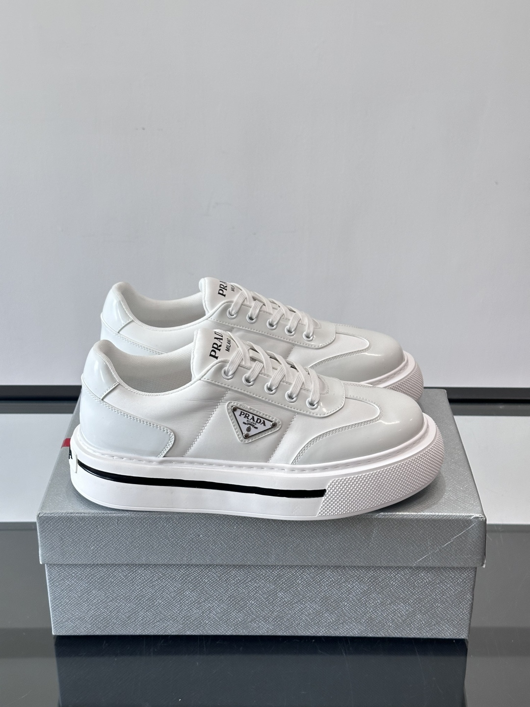 Prada男士休闲厚底运动鞋，选用意大利进口牛皮＋网布，内里牛皮垫脚，舒适又透气！橡胶鞋底防滑，日常出街