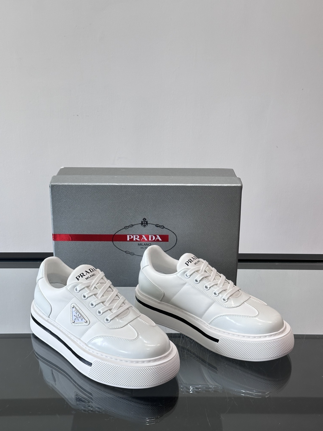 Prada男士休闲厚底运动鞋，选用意大利进口牛皮＋网布，内里牛皮垫脚，舒适又透气！橡胶鞋底防滑，日常出街