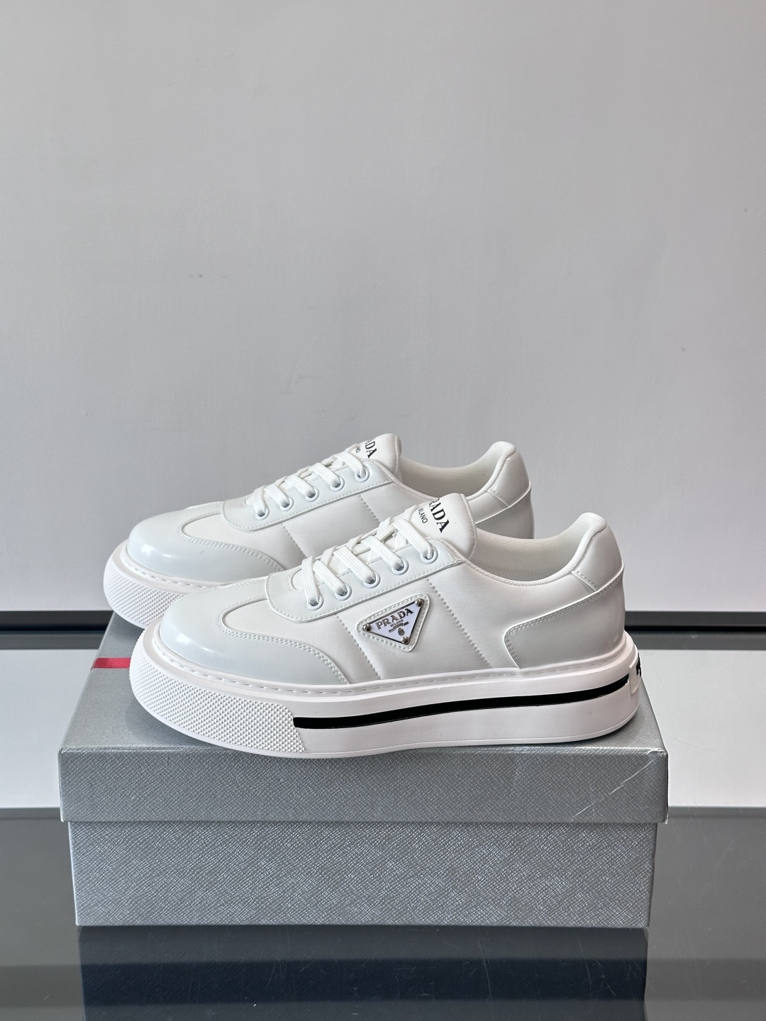 Prada男士休闲厚底运动鞋，选用意大利进口牛皮＋网布，内里牛皮垫脚，舒适又透气！橡胶鞋底防滑，日常出街