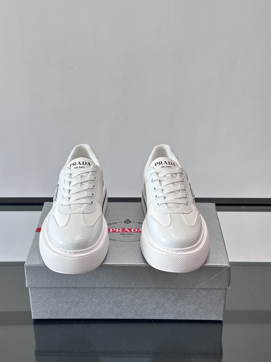 Prada男士休闲厚底运动鞋，选用意大利进口牛皮＋网布，内里牛皮垫脚，舒适又透气！橡胶鞋底防滑，日常出街