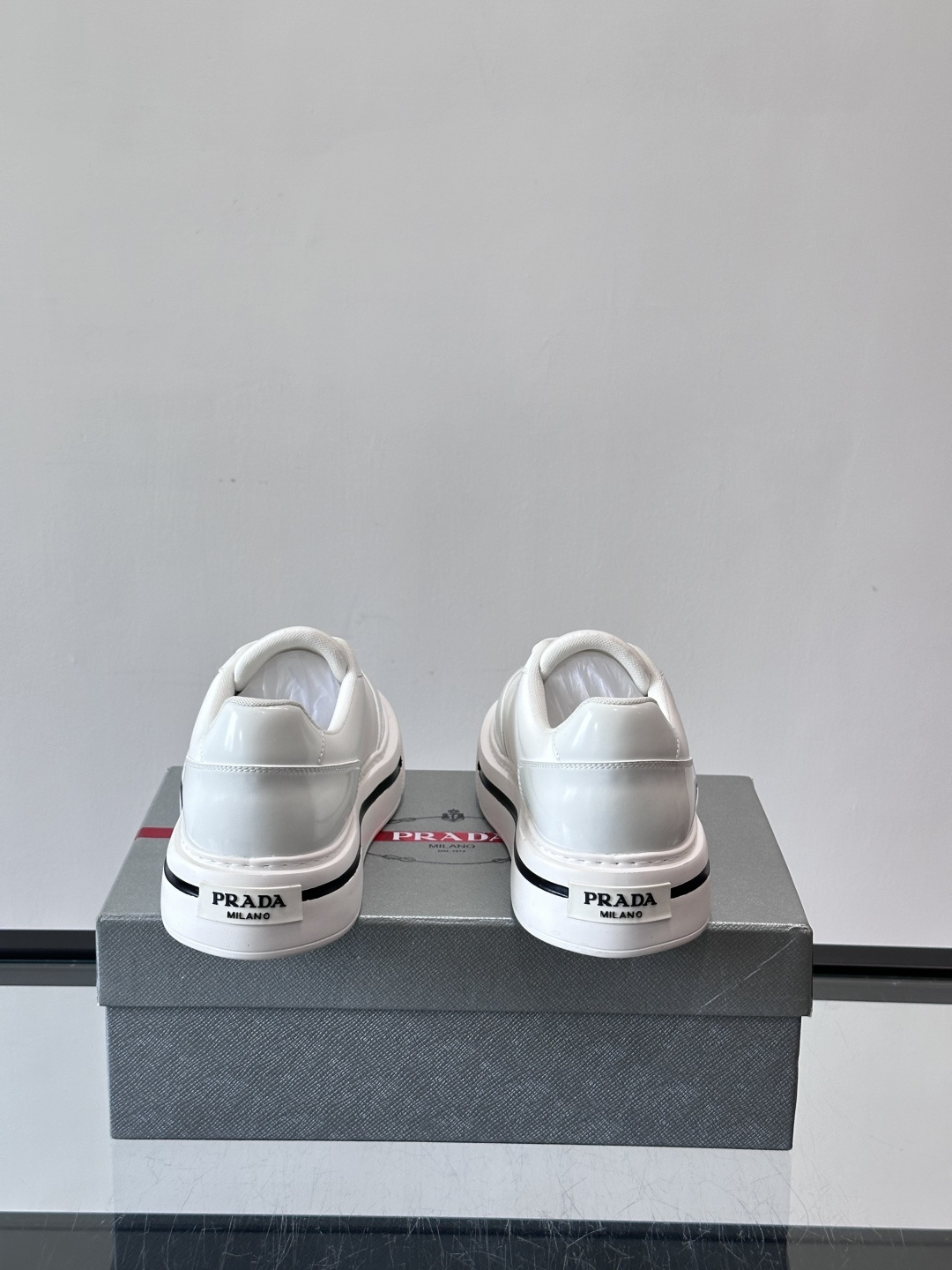 Prada男士休闲厚底运动鞋，选用意大利进口牛皮＋网布，内里牛皮垫脚，舒适又透气！橡胶鞋底防滑，日常出街