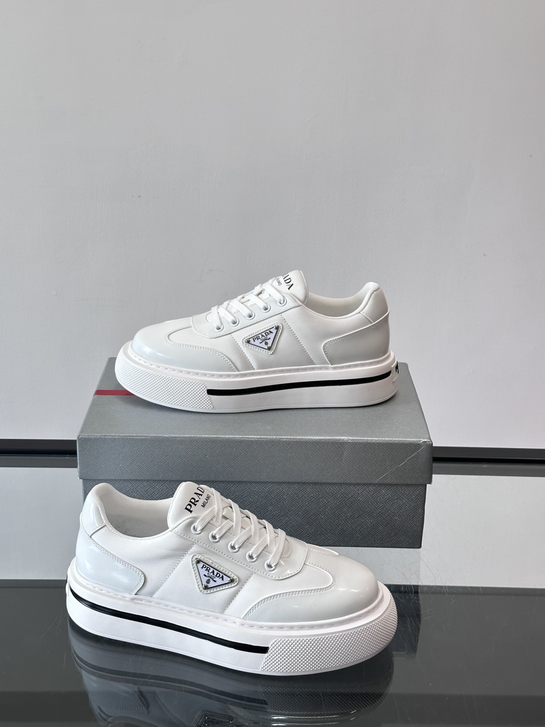 Prada男士休闲厚底运动鞋，选用意大利进口牛皮＋网布，内里牛皮垫脚，舒适又透气！橡胶鞋底防滑，日常出街