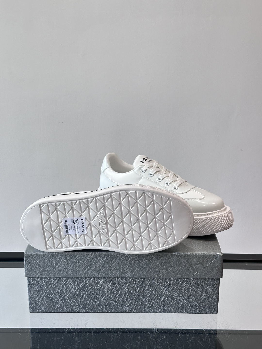 Prada男士休闲厚底运动鞋，选用意大利进口牛皮＋网布，内里牛皮垫脚，舒适又透气！橡胶鞋底防滑，日常出街