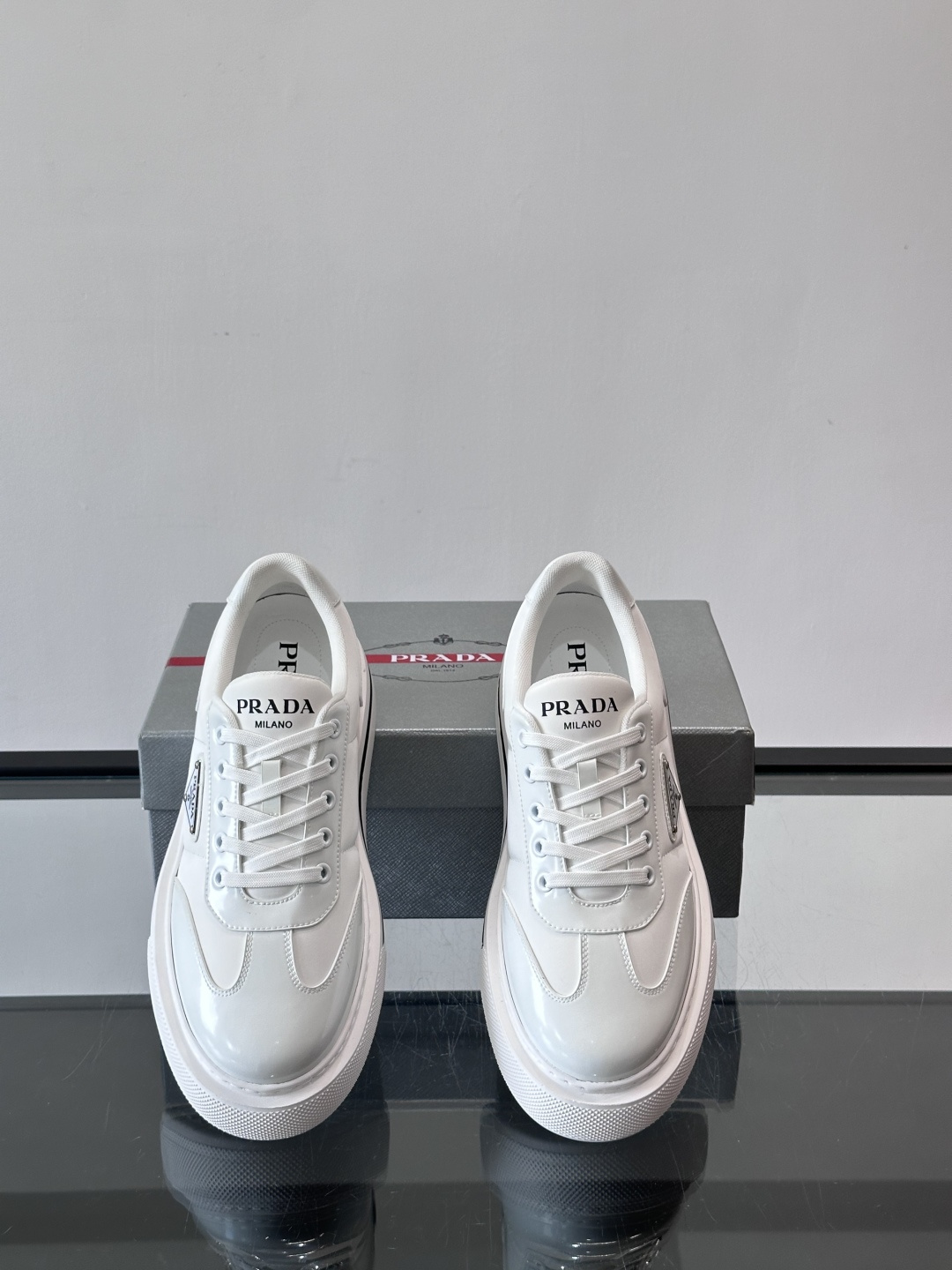 Prada男士休闲厚底运动鞋，选用意大利进口牛皮＋网布，内里牛皮垫脚，舒适又透气！橡胶鞋底防滑，日常出街