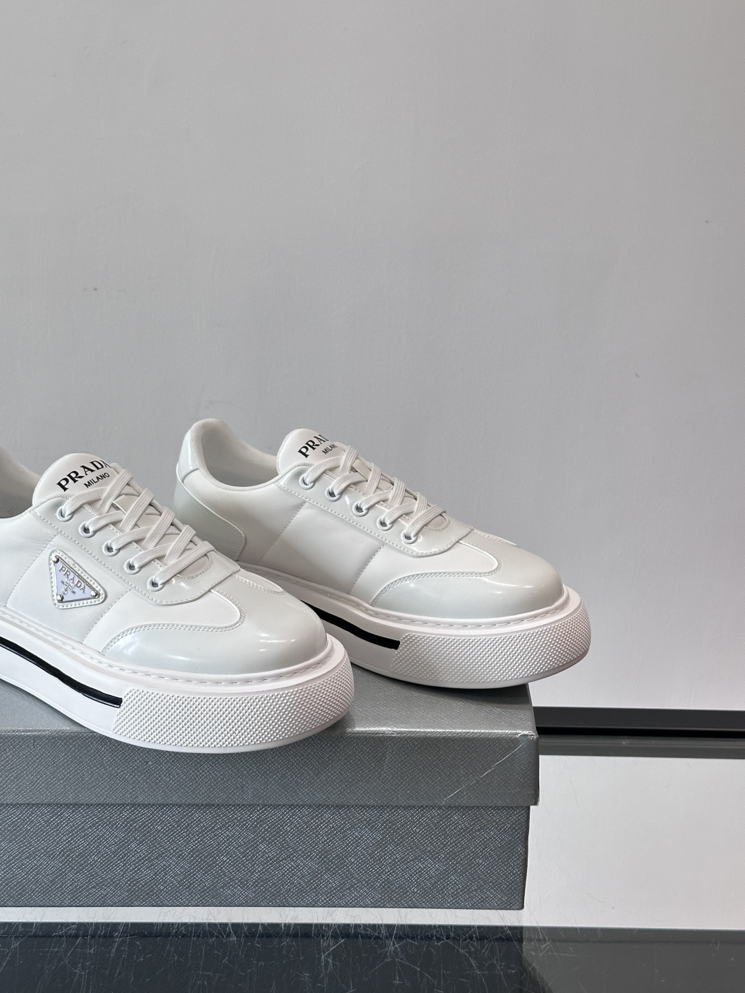 Prada男士休闲厚底运动鞋，选用意大利进口牛皮＋网布，内里牛皮垫脚，舒适又透气！橡胶鞋底防滑，日常出街