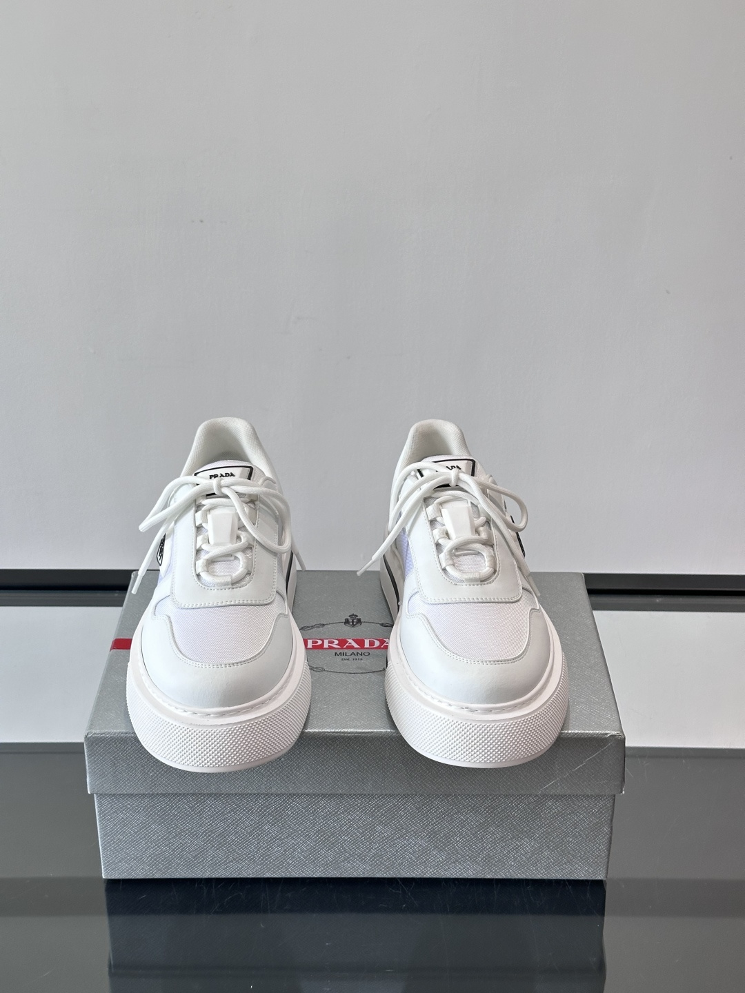 Prada男士休闲厚底运动鞋，选用意大利进口牛皮＋网布，内里牛皮垫脚，舒适又透气！橡胶鞋底防滑，日常出街