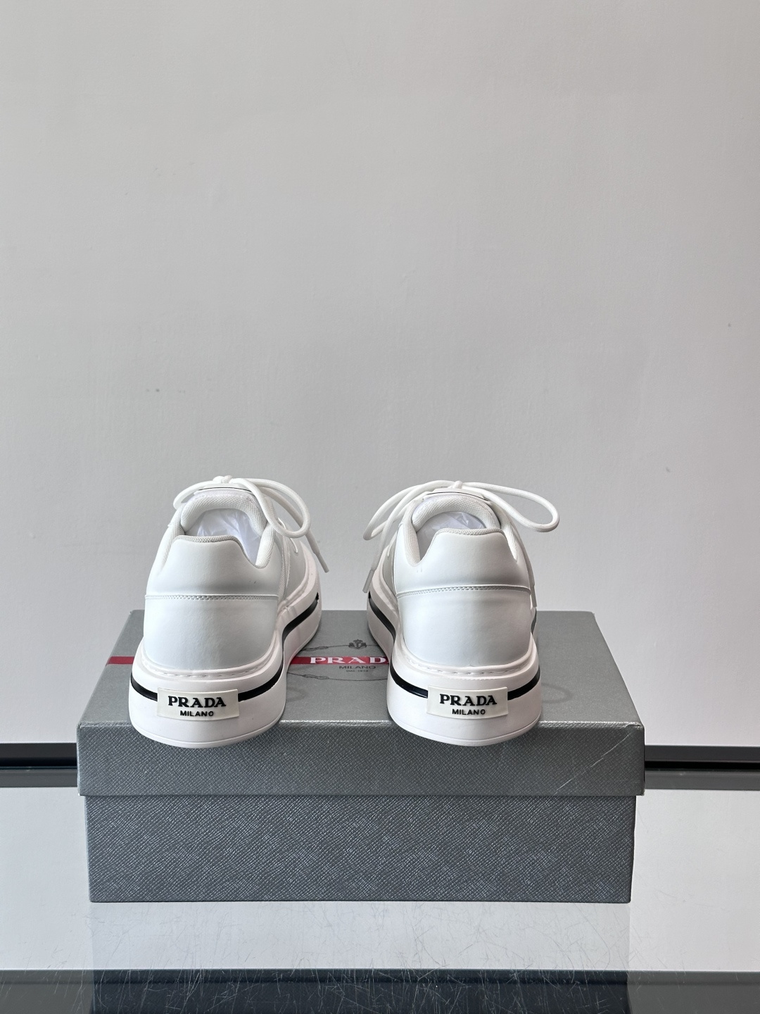 Prada男士休闲厚底运动鞋，选用意大利进口牛皮＋网布，内里牛皮垫脚，舒适又透气！橡胶鞋底防滑，日常出街
