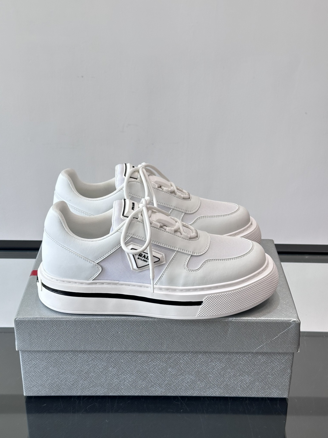 Prada男士休闲厚底运动鞋，选用意大利进口牛皮＋网布，内里牛皮垫脚，舒适又透气！橡胶鞋底防滑，日常出街