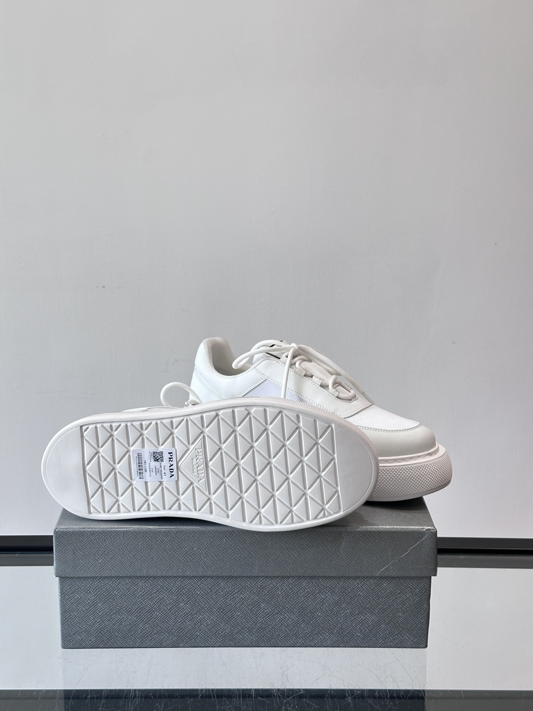 Prada男士休闲厚底运动鞋，选用意大利进口牛皮＋网布，内里牛皮垫脚，舒适又透气！橡胶鞋底防滑，日常出街