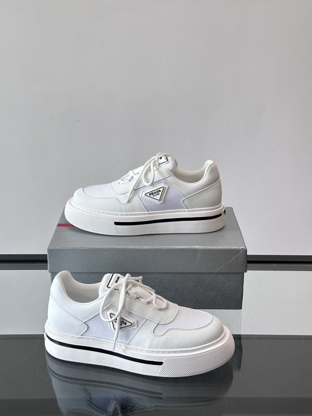 Prada男士休闲厚底运动鞋，选用意大利进口牛皮＋网布，内里牛皮垫脚，舒适又透气！橡胶鞋底防滑，日常出街