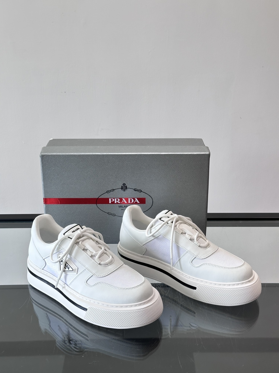Prada男士休闲厚底运动鞋，选用意大利进口牛皮＋网布，内里牛皮垫脚，舒适又透气！橡胶鞋底防滑，日常出街