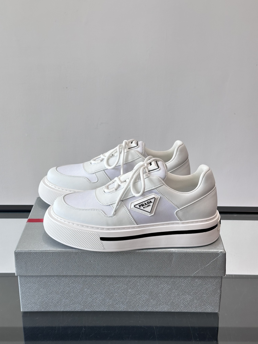 Prada男士休闲厚底运动鞋，选用意大利进口牛皮＋网布，内里牛皮垫脚，舒适又透气！橡胶鞋底防滑，日常出街