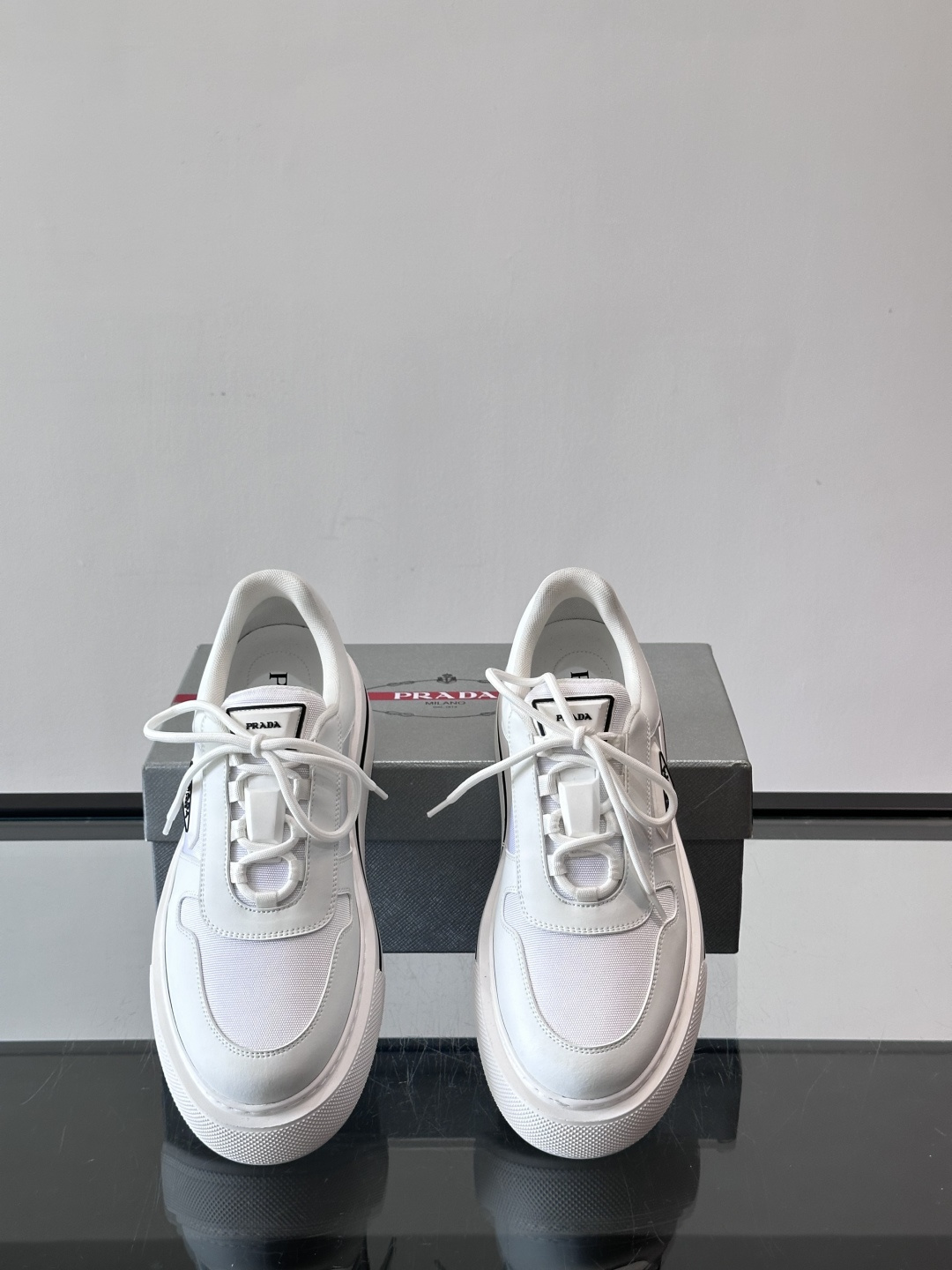 Prada男士休闲厚底运动鞋，选用意大利进口牛皮＋网布，内里牛皮垫脚，舒适又透气！橡胶鞋底防滑，日常出街