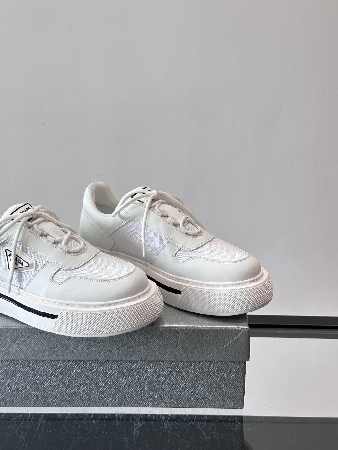 Prada男士休闲厚底运动鞋，选用意大利进口牛皮＋网布，内里牛皮垫脚，舒适又透气！橡胶鞋底防滑，日常出街