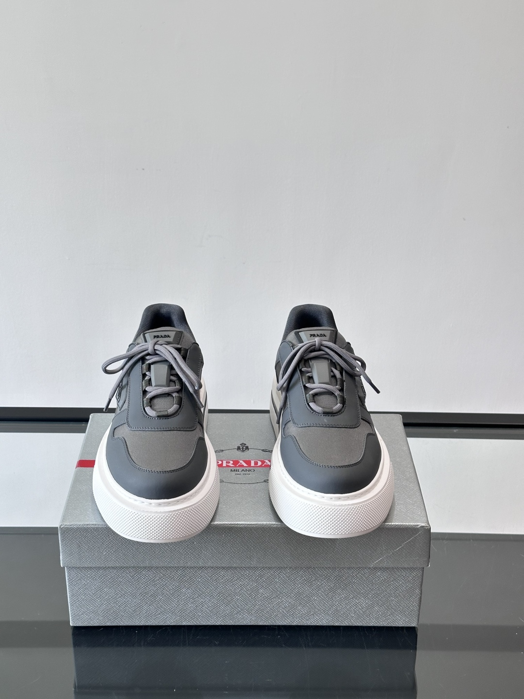 Prada男士休闲厚底运动鞋，选用意大利进口牛皮＋网布，内里牛皮垫脚，舒适又透气！橡胶鞋底防滑，日常出街