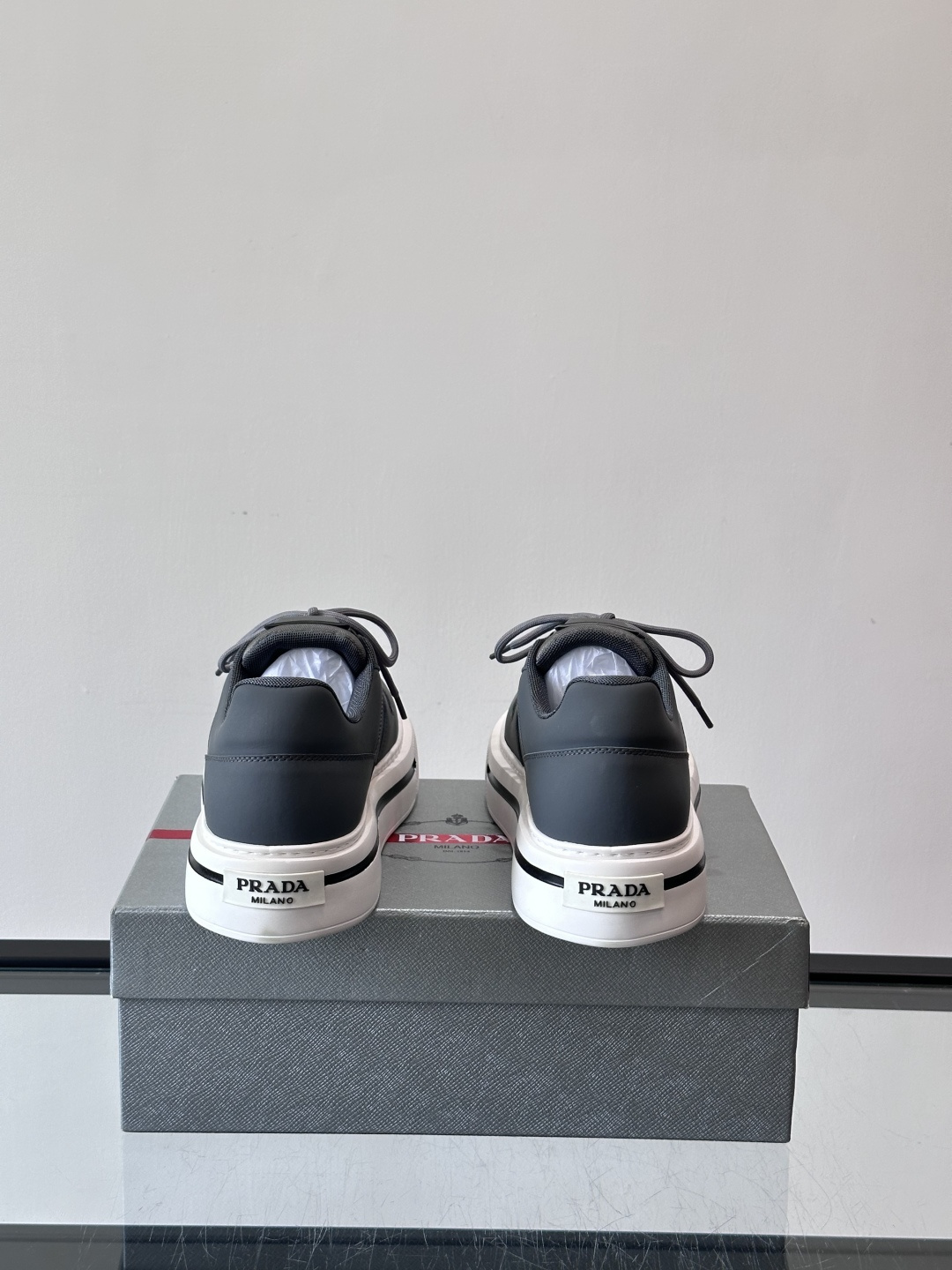 Prada男士休闲厚底运动鞋，选用意大利进口牛皮＋网布，内里牛皮垫脚，舒适又透气！橡胶鞋底防滑，日常出街