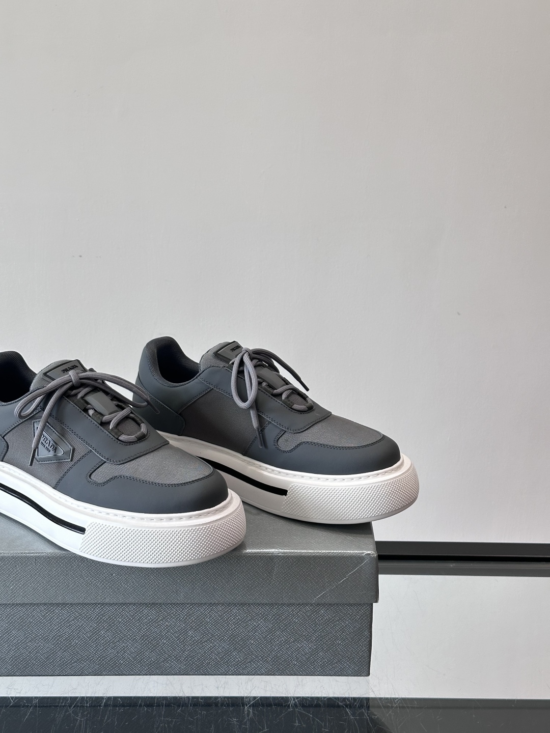 Prada男士休闲厚底运动鞋，选用意大利进口牛皮＋网布，内里牛皮垫脚，舒适又透气！橡胶鞋底防滑，日常出街