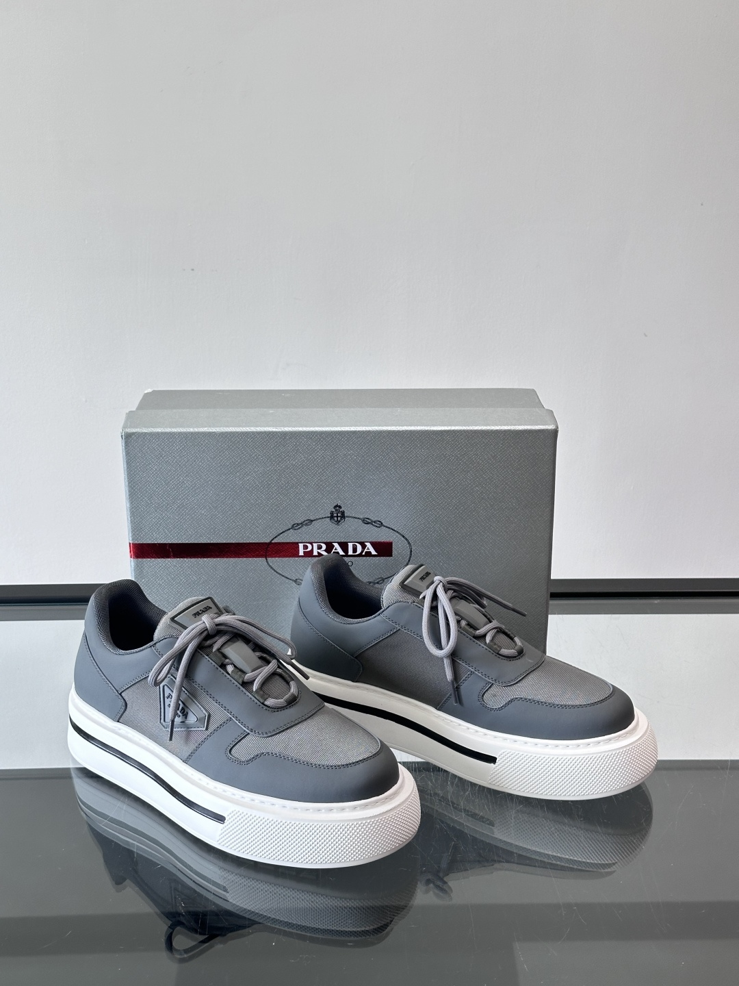 Prada男士休闲厚底运动鞋，选用意大利进口牛皮＋网布，内里牛皮垫脚，舒适又透气！橡胶鞋底防滑，日常出街