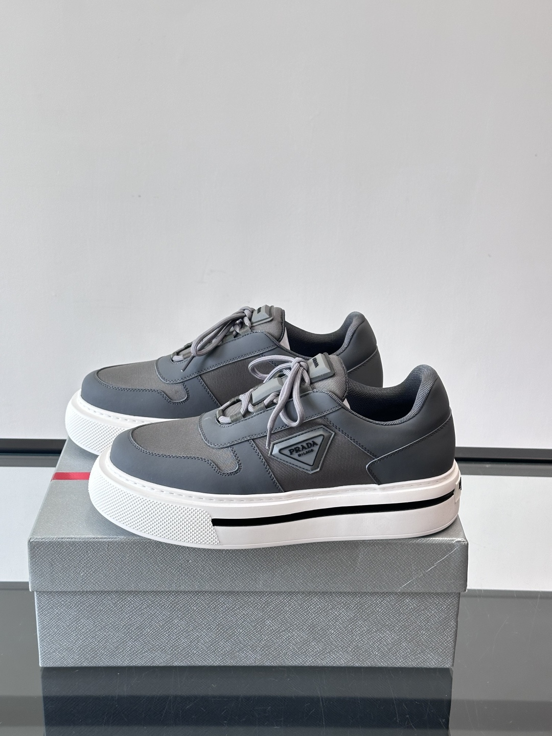 Prada男士休闲厚底运动鞋，选用意大利进口牛皮＋网布，内里牛皮垫脚，舒适又透气！橡胶鞋底防滑，日常出街