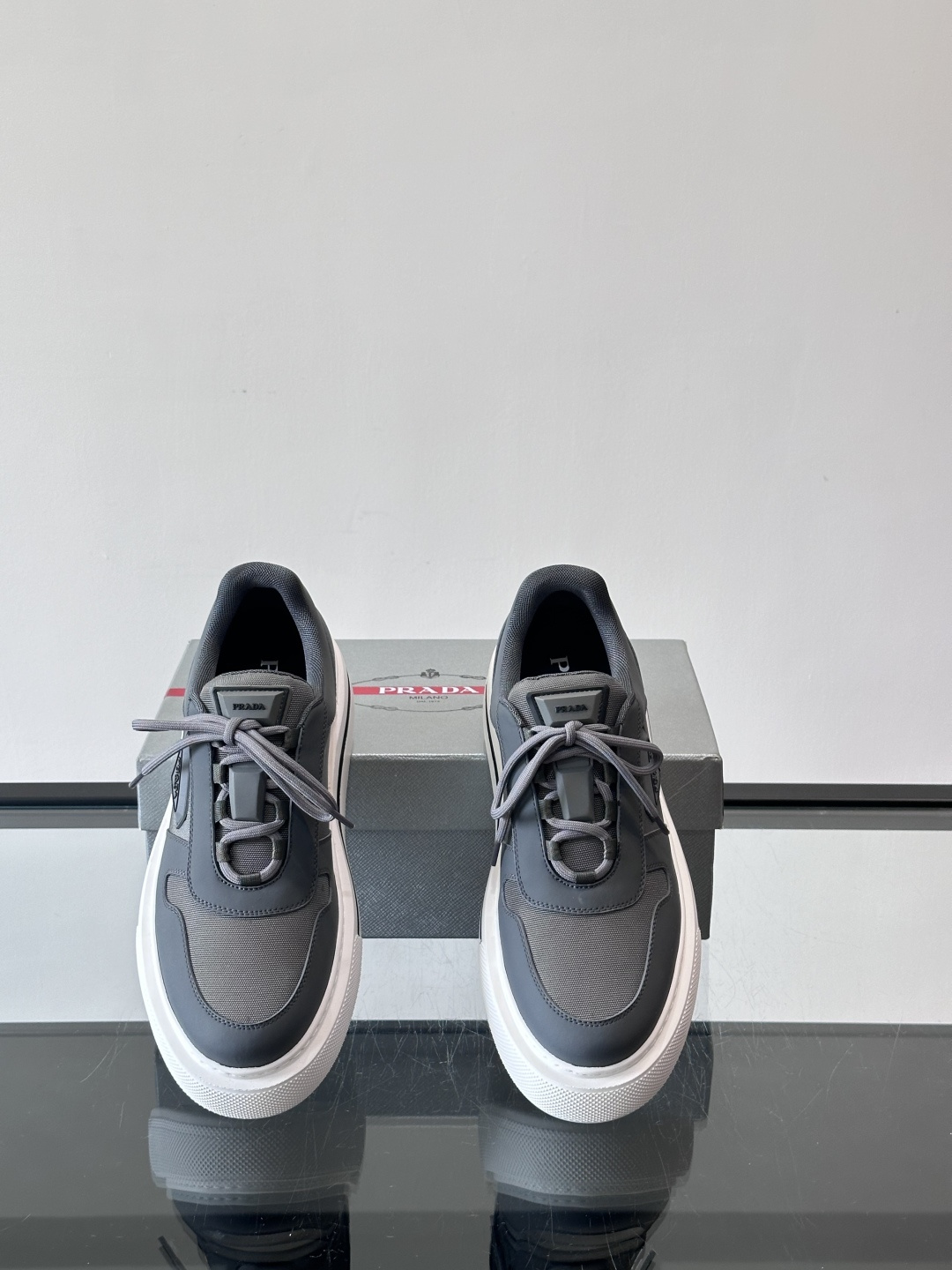 Prada男士休闲厚底运动鞋，选用意大利进口牛皮＋网布，内里牛皮垫脚，舒适又透气！橡胶鞋底防滑，日常出街