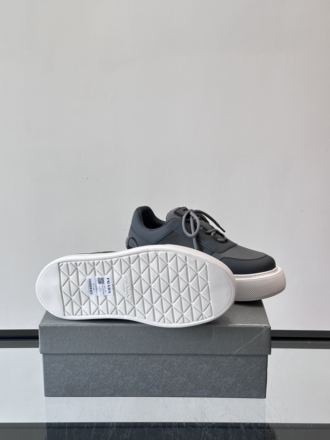 Prada男士休闲厚底运动鞋，选用意大利进口牛皮＋网布，内里牛皮垫脚，舒适又透气！橡胶鞋底防滑，日常出街