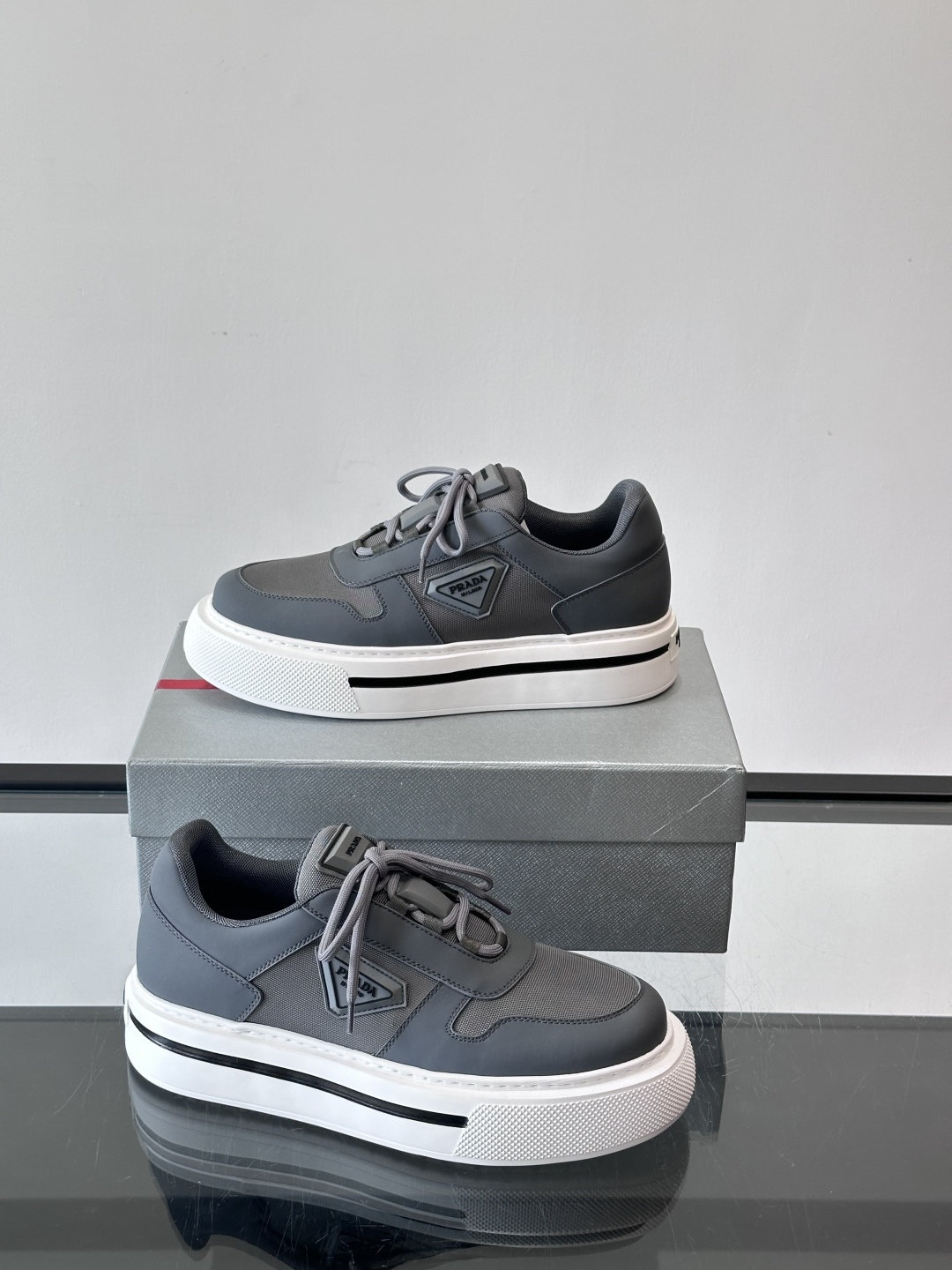Prada男士休闲厚底运动鞋，选用意大利进口牛皮＋网布，内里牛皮垫脚，舒适又透气！橡胶鞋底防滑，日常出街